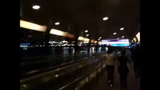 Сингапур. По пешеходному мосту (Sentosa Boardwalk) мы возвращаемся с Сентозы после шоу Crane Dance. смотреть онлайн
