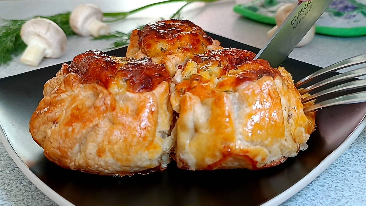 📌 Слойки с фаршем, грибами и сыром - хрустящие снаружи, а внутри с сочной мясной начинкой смотреть онлайн