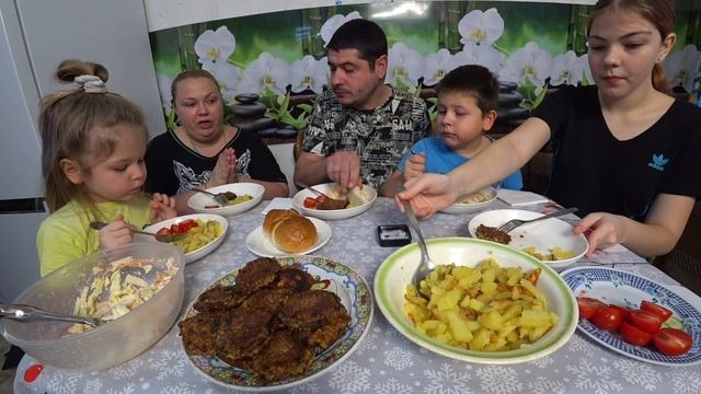 мукбанг. жареная картошка и котлеты в вафлях смотреть онлайн