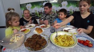 мукбанг. жареная картошка и котлеты в вафлях