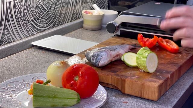 Без единой косточки! Готовим Дорадо на гриле с овощами! смотреть онлайн