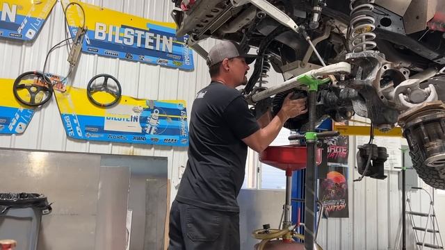 ELECTRIC LOCKER FAILURE ON OUR JEEP! What Happened?! смотреть онлайн