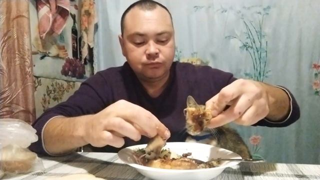 Мукбанг:Гречка, крылышки, салатик смотреть онлайн