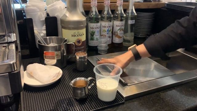Cafe Vlog EP.1006 | Iced Caffe Latte | How to make coffee drinks | Regula size смотреть онлайн