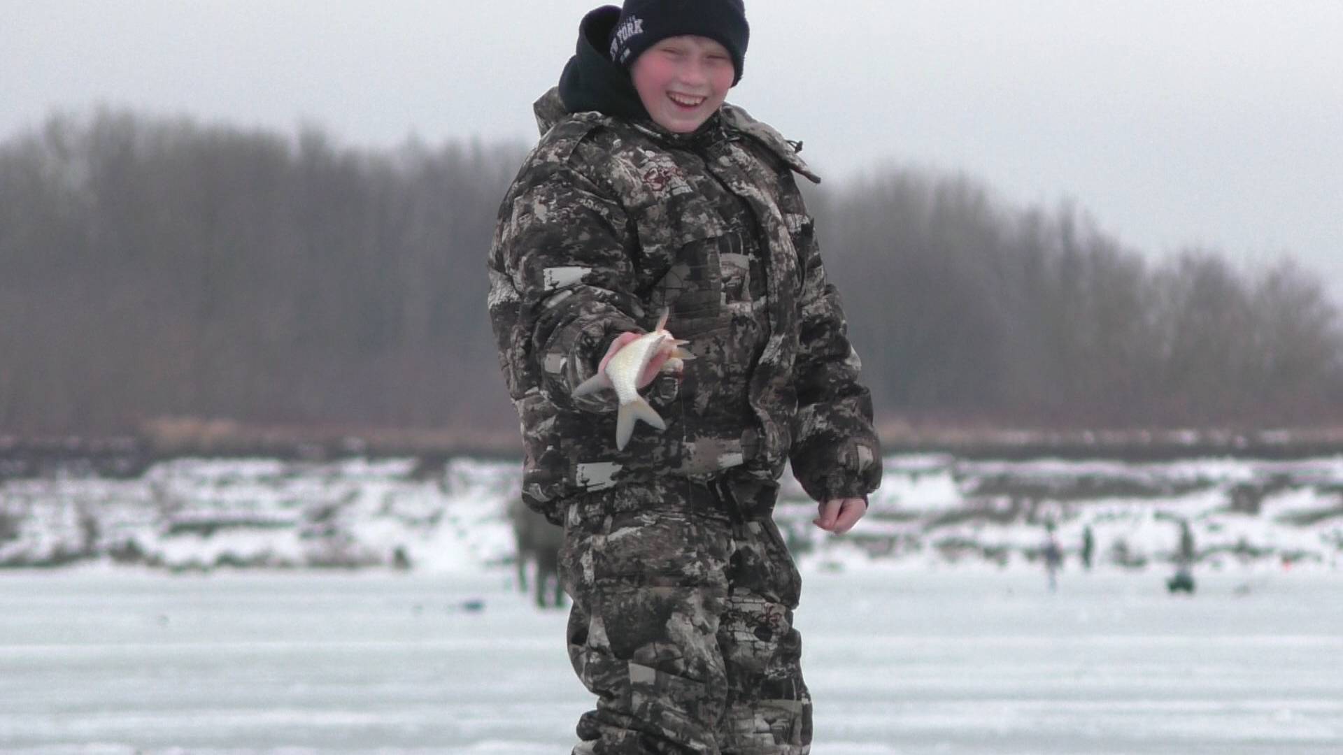 КРУПНЯК! Рыбалка на Оке МУРОМ! Потянул и рыба на крючке! смотреть онлайн