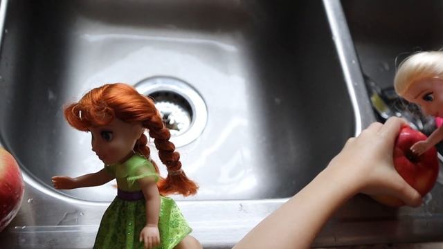 Elsa and Anna Dolls Go Apple Picking #dolls #elsaandanna смотреть онлайн