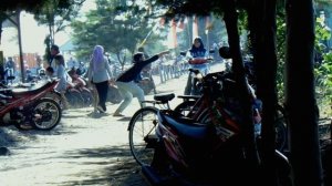 PRANK TALI TAK TERLIHAT, "PRANK INDONESIA" main layangan gak ada talinya bikin bingung orang" lewat