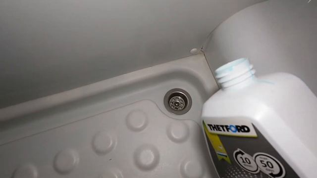 Abwassertank im Wohnmobil sauber und geruchsfrei halten. Teil 1: Mit Grey Water Fresh von Thetford. смотреть онлайн