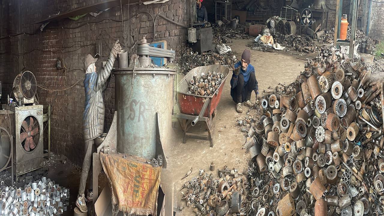 Невероятный процесс переработки металлолома мотоблоков с получением алюминия и серебра смотреть онлайн