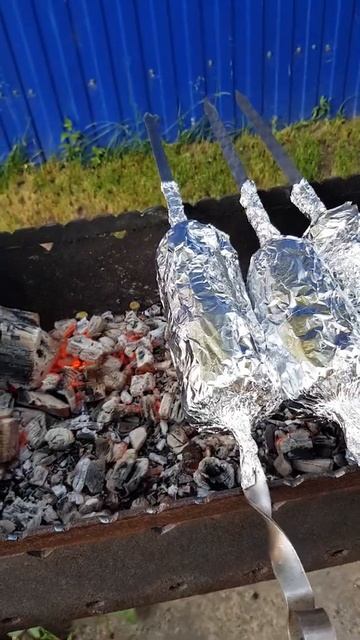 Сочный картофель на мангале с томатами и беконом за 1 минуту. #shorts смотреть онлайн