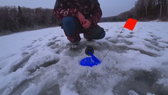 Зимняя рыбалка в январе.Ловля на жерлицы.Жарим шашлык на рыбалке. смотреть онлайн