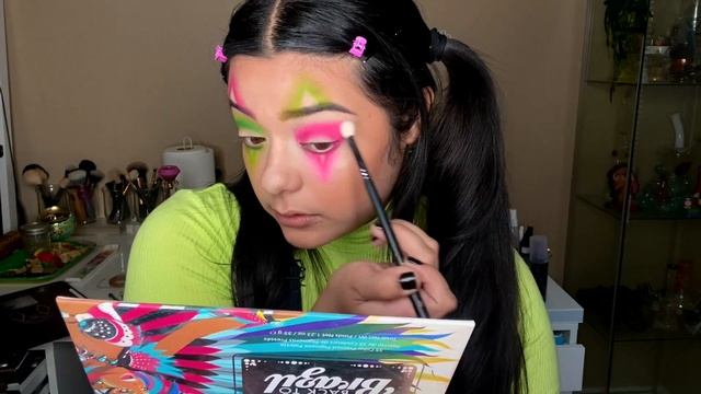 NEON CLOWN INSPIRED HALLOWEEN MAKEUP LOOK | SMOKE WITH ME смотреть онлайн