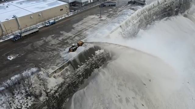 Самая большая снежная свалка в Монреале Канада. смотреть онлайн