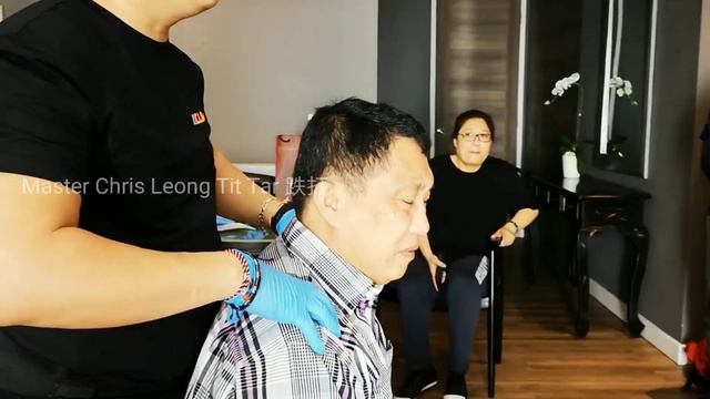 Master Chris Leong Tit Tar 跌打 Neck Shoulder Pain. Patient from Sumba 🇮🇩to Bali 🇮🇩for Tit Tar смотреть онлайн