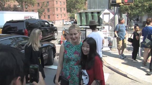 Kelly Rutherford Attends Michael Kors Show In NYC смотреть онлайн