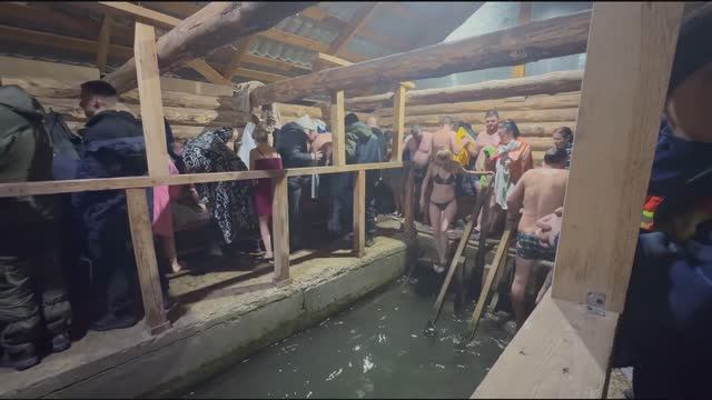 Очередь в купель на Крещенские купания в Саратове смотреть онлайн