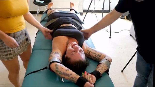 Мама щекочет дочку?! #tickle #mom #daughter смотреть онлайн
