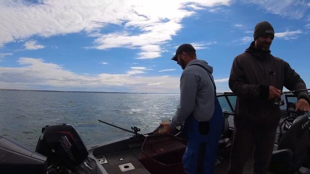 Slaying Early Fall Sakakawea Walleyes (Jig Rapping with NoDak Angler) смотреть онлайн
