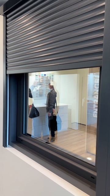 Рольставни «АЛЮТЕХ» для балкона вашего коттеджа. #alutech #роллеты #солнцезащита #алютех #стройка смотреть онлайн