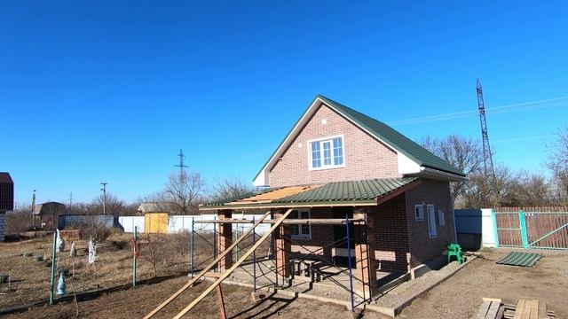 Парень монтирует металлочерепицу и завершает строительство односкатной крыши смотреть онлайн