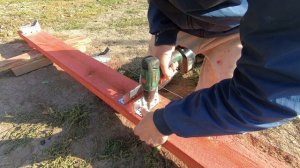 Парень строит ОДНОСКАТНУЮ КРЫШУ своими силами. Монтаж мауэрлата