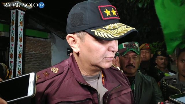 [BREAKING NEWS] Polisi Geledah Rumah Pelaku Bom Bunuh Diri Pos Polisi Kartasura смотреть онлайн