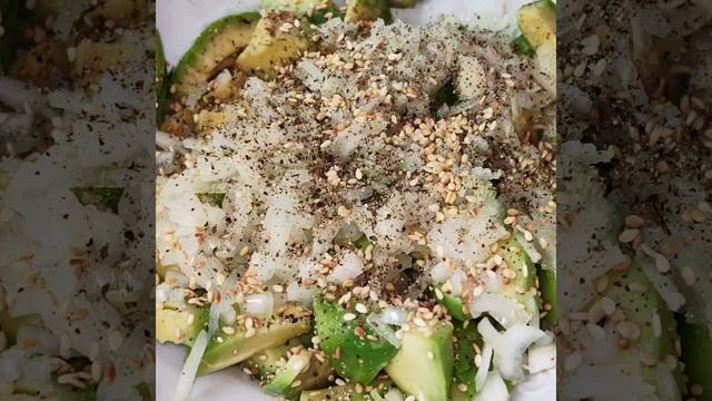 🥑 #САЛАТ ИЗ #АВОКАДО за 5 мин! Авокадо, лук, соль, перец, оливковое масло и немного кунжута #shorts смотреть онлайн