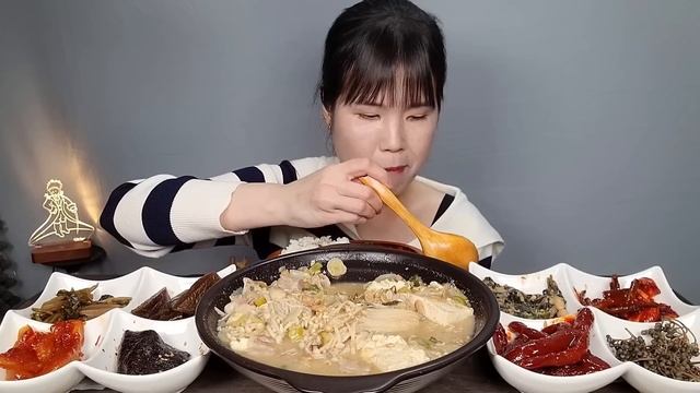 맛있는먹방♡ 청국장 배터지게 먹어 보자☺️ 구수한 청국장, 산초, 참외, 김, 샐러리, 더덕, 깻잎, 울외, 마늘 장아찌 먹방 Spicy mukbang ASMR смотреть онлайн