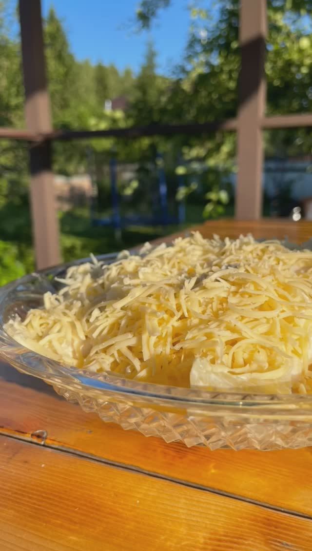 Салат с ананасом, грибами и курицей смотреть онлайн