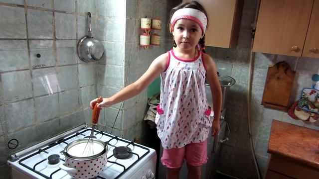 Эля варит сгущенку. Простейший рецепт смотреть онлайн