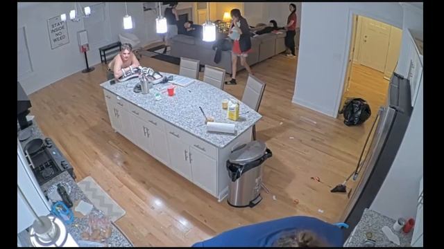 Fishtank Live - Sam Breaks the Kitchen Cabinets смотреть онлайн