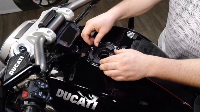 fuel tank cap CNC Racing tsb11r by carbonworld.de смотреть онлайн