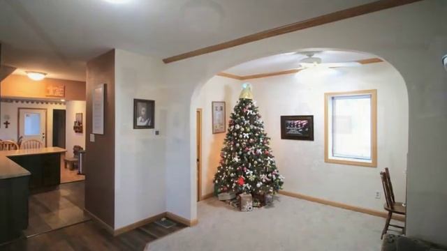 Tons of Square Footage Inside and Out! смотреть онлайн