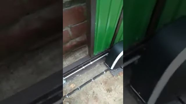 Клиент показывает работу автоматики ALUTECH Roteo для откатных ворот смотреть онлайн