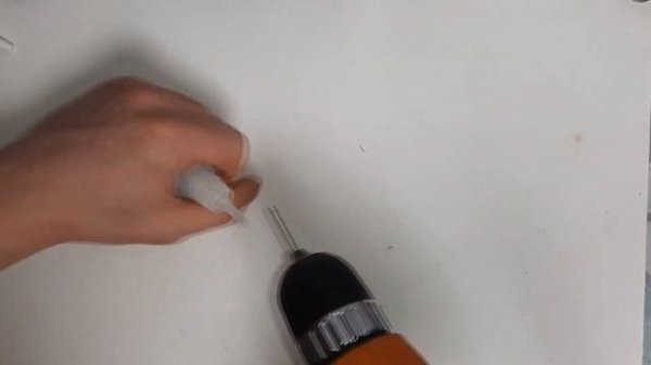 Что делать если заклеивается носик секундного клея ЛАЙФХАК