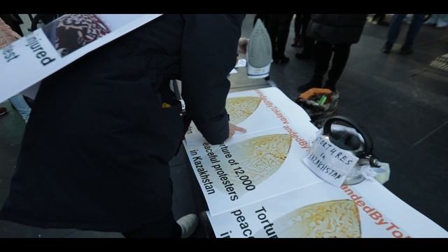 FreeKazakhs Украин Халқын қолдау мақсатымен Нью Йоркта шеруді ұйымдастырды. смотреть онлайн