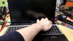 Ноутбук пытается запустится, но тухнет и так циклически. Ремонт Samsung NP300V5AH