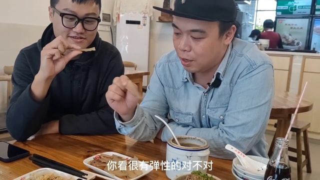 开着启辰星寻找恩平特色小吃 смотреть онлайн