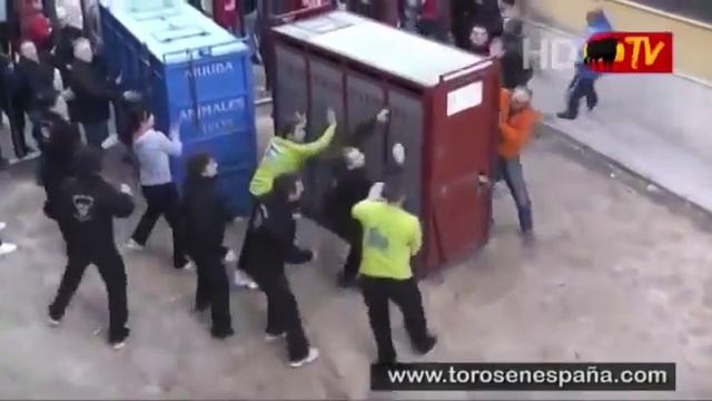 Испания Бык вырвался из клетки смотреть онлайн