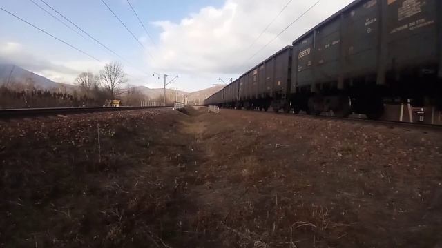 Система электровозов 2ЭС5К-188/180 "Ермак" с грузовым поездом и толкач 4ЭС5К-024 "Ермак" в хвосте. смотреть онлайн