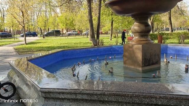 город Коломна - Парк Зайцева - Фонтан сначала не работал, потом заработал... смотреть онлайн