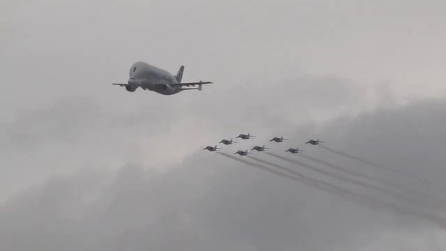 Passage du Beluga N°1 et de la Patouille de France,le 30 Mai 2014 смотреть онлайн