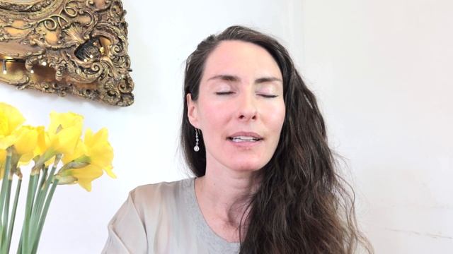 Lift Your Cheeks Naturally With This Cheek Lifting Face Yoga Exercise смотреть онлайн