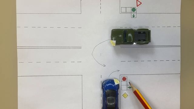 Две машины поворачивают на перекрёстке под стрелку доп секции, кто проедет перекрёсток первым? Пдд смотреть онлайн