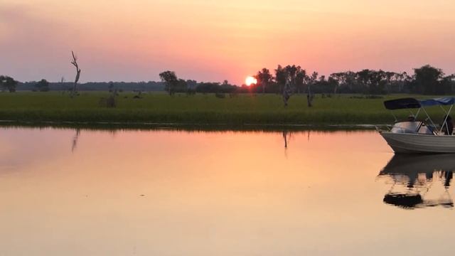 Yellow Water in Kakadu - Sunset - + Fishing boat returning смотреть онлайн