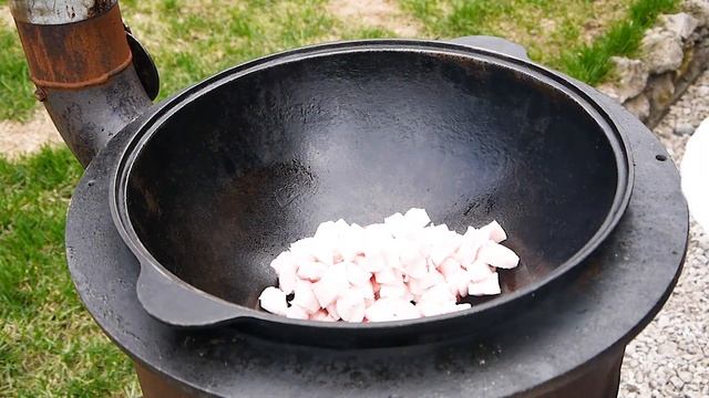 Сочная СВИНАЯ ШЕЙКА в луковом соке, готовим в КАЗАНЕ на костре. смотреть онлайн