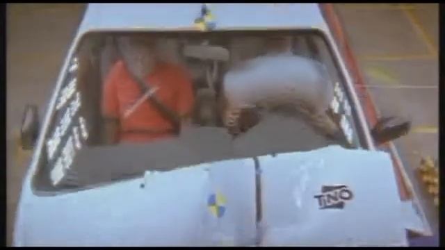 Crash Test Toyota Corolla 5dr 1998