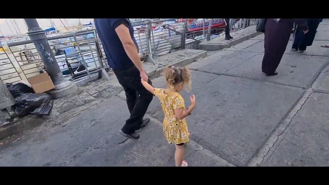 Мия и папа гуляют в Акко смотреть онлайн