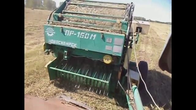 Окончание сенокоса. Небольшой обзор работы пресса ПР-150М "Унисибмаш" смотреть онлайн