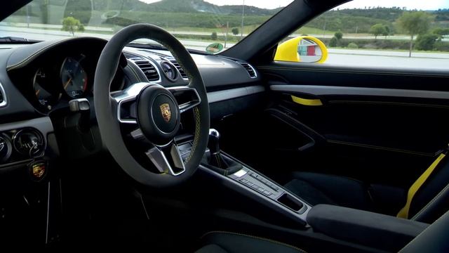 Porsche Cayman GT4 - racing yellow смотреть онлайн